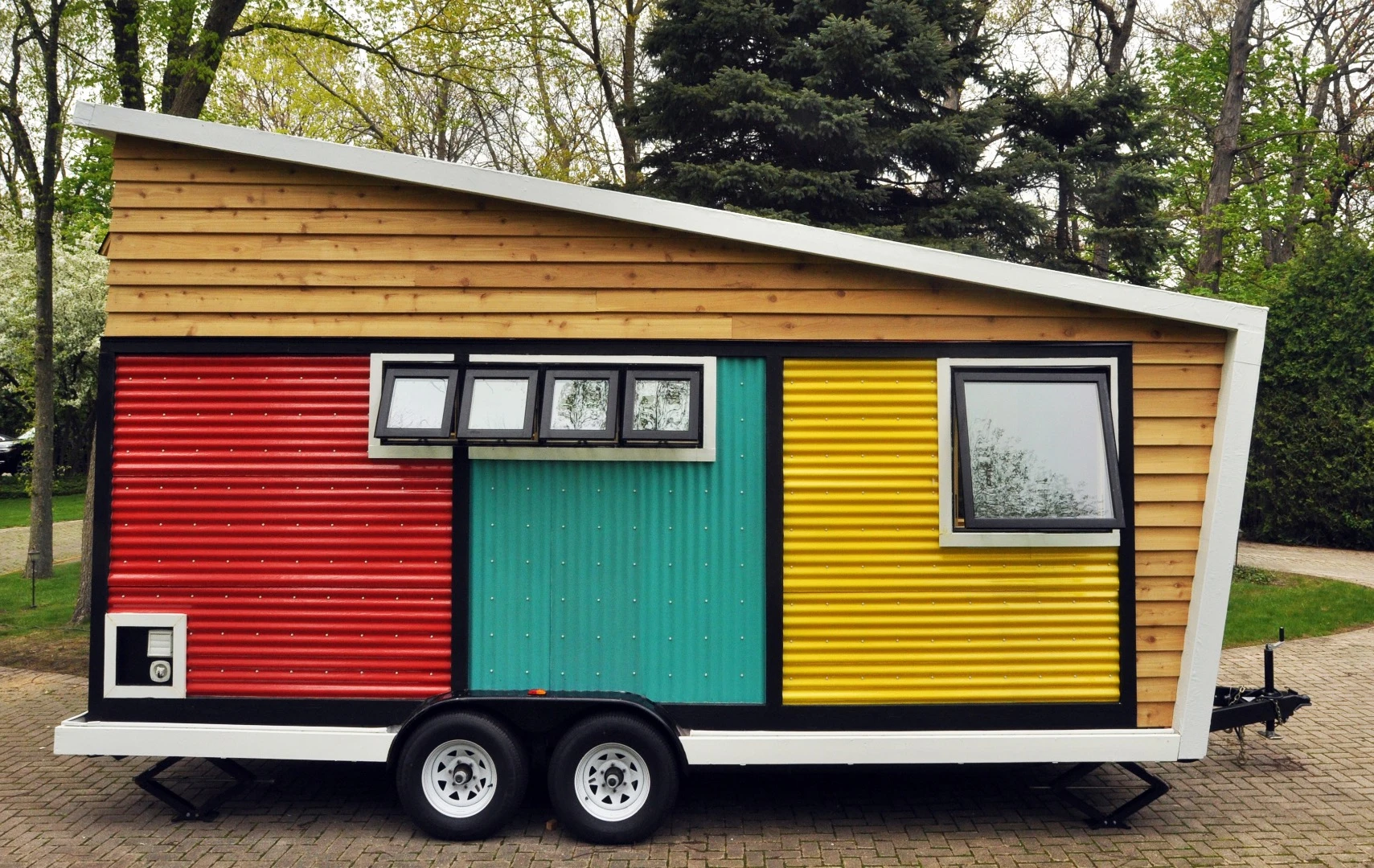 The towable home rests on a 20 x 8 ft (6 x 2.4 m) trailer that's rated up to 10,500 lb (4,762 kg)