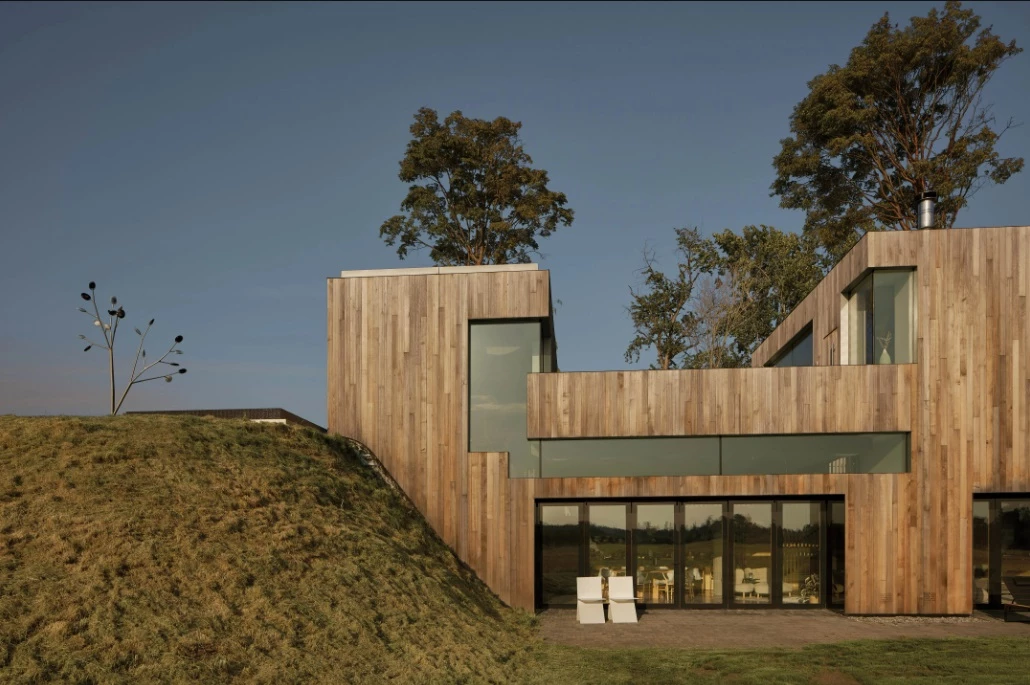 The living zones are divided into four double-height volumes
