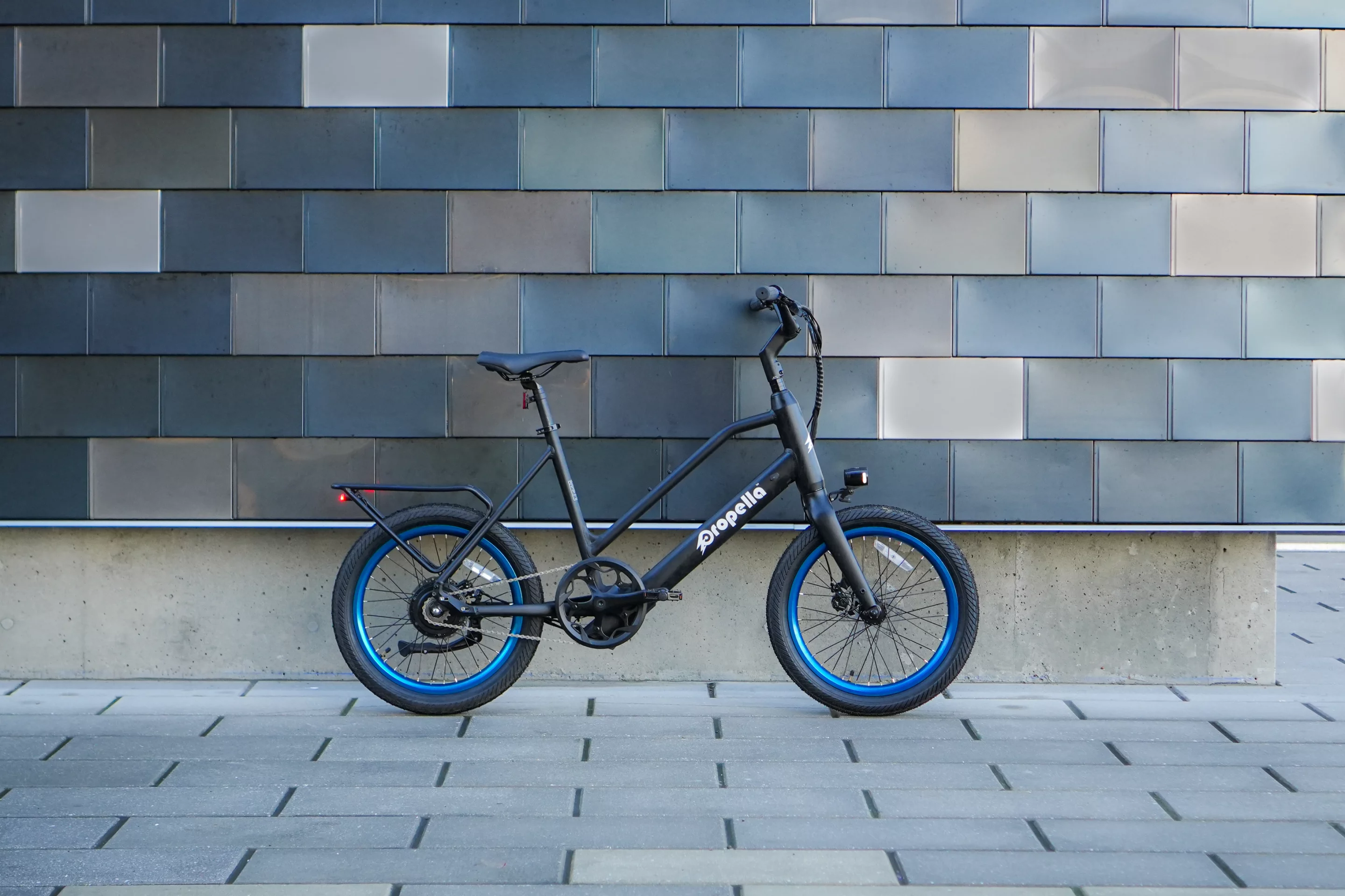 The Mini Max features a 40-mile battery and 550-W (peak) rear-hub motor