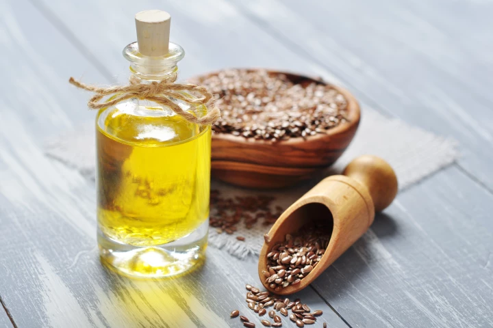 Also known as flaxseed oil, linseed oil is obtained from the flax plant, and is commonly used in the protection and preservation of wood, concrete and metal items