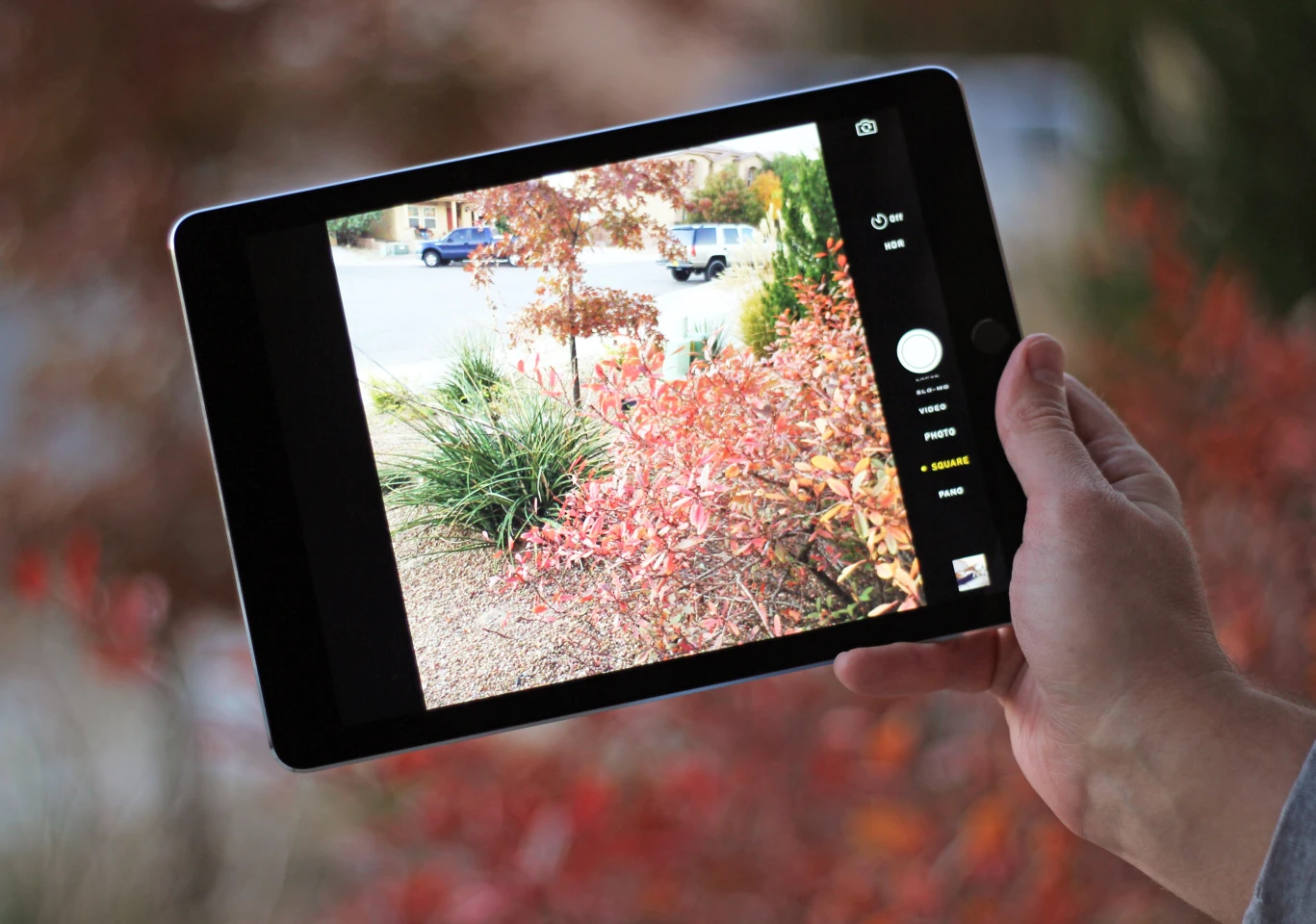 Taking pictures with the iPad Air 2's 8 MP camera (Photo: Will Shanklin/Gizmag.com)
