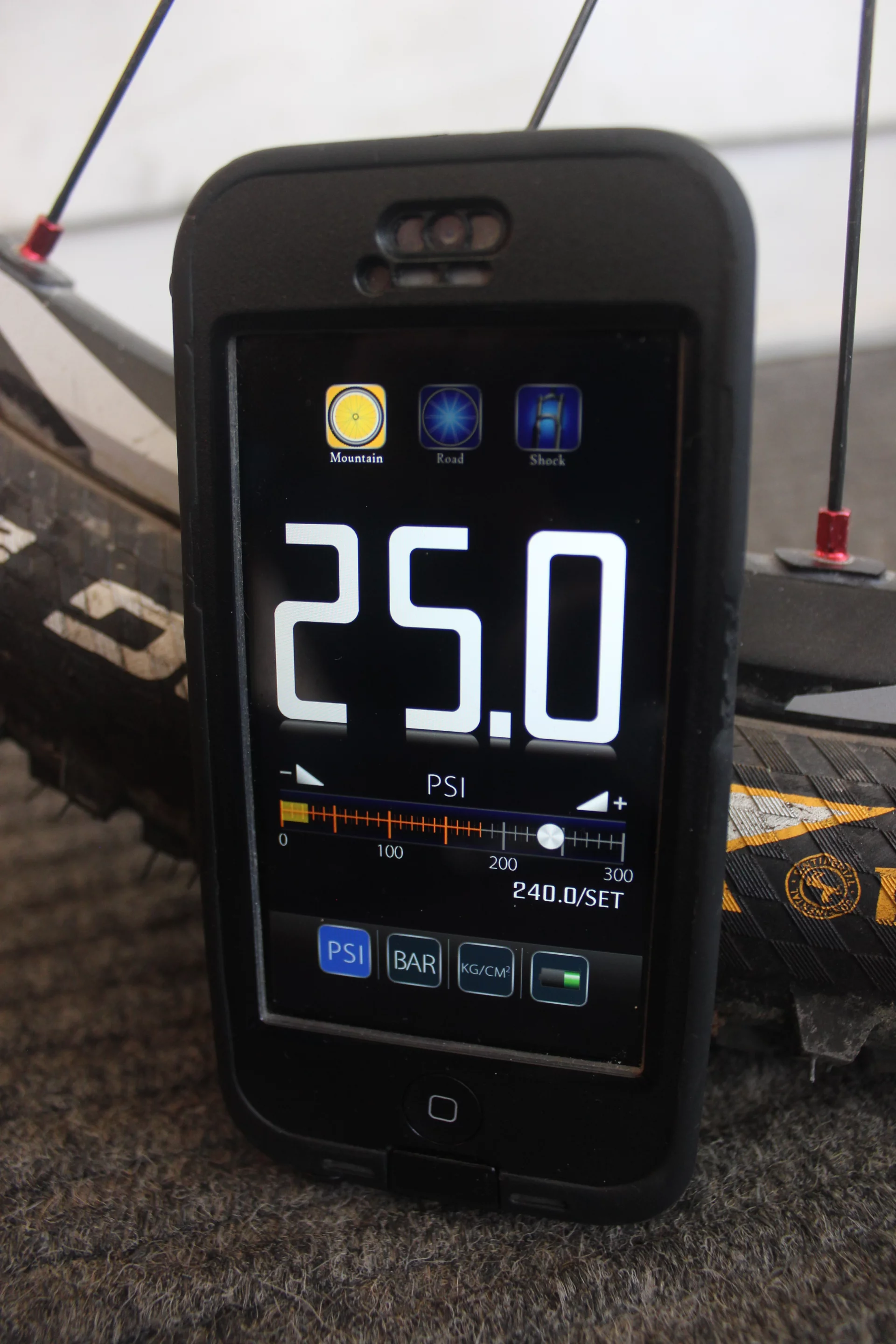By moving the gauge off of the pump and onto Silca's free iOS/Android iGauge app, the Viaggio pump is able to be considerably sleeker and lighter when folded down