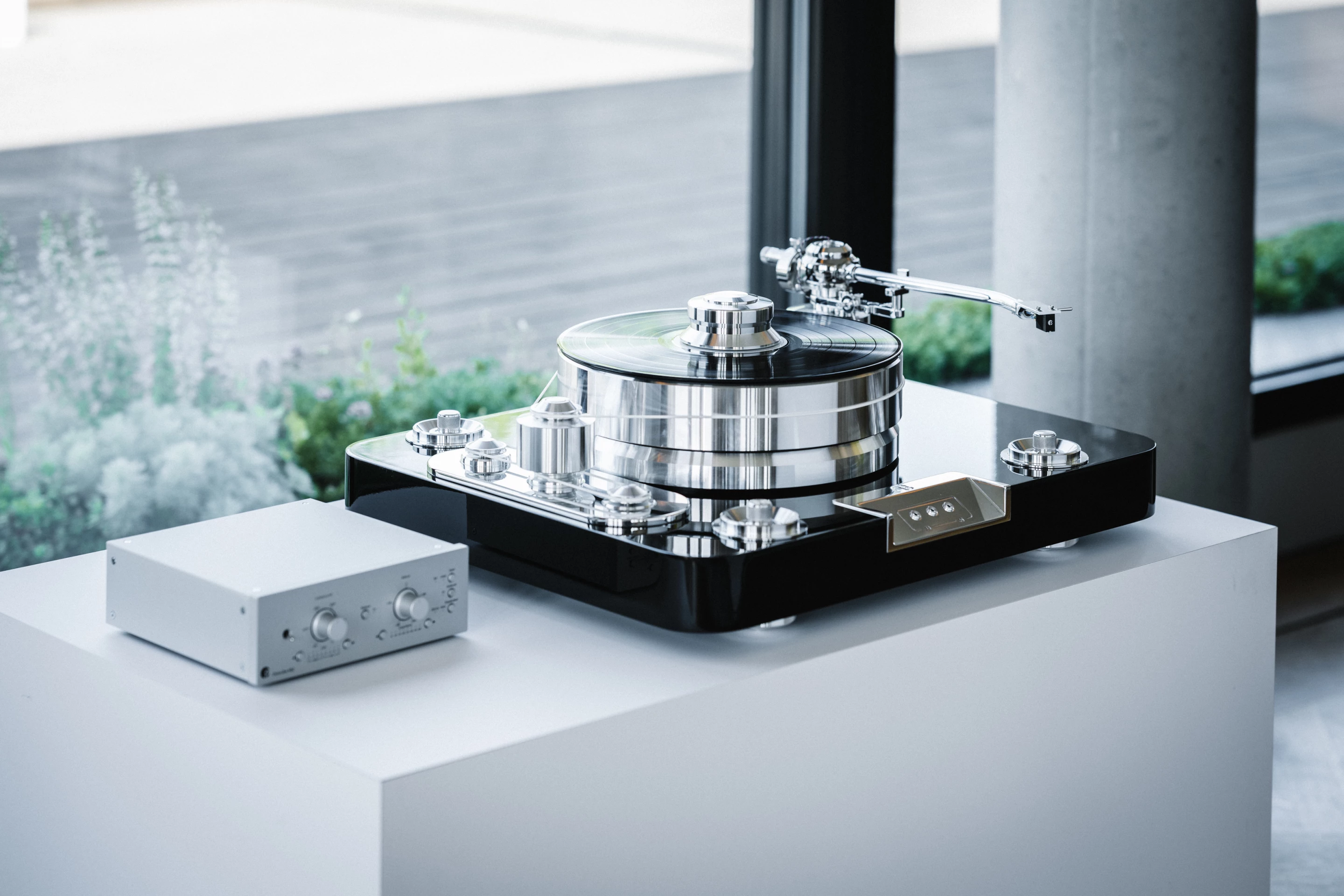 The Signature 12.2 ships with a high-end phono cable, but you'll need to pair it with a Phono Box RS2 for a True Balanced Connection