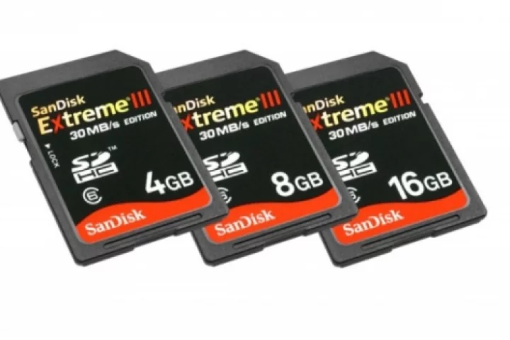The SanDisk Extreme III 30MB/s Edition SDHC cards allow users to record 39 images in continuous shooting mode at 4.5 frames per second, in the 6.0 MB JPEG L Fine format.