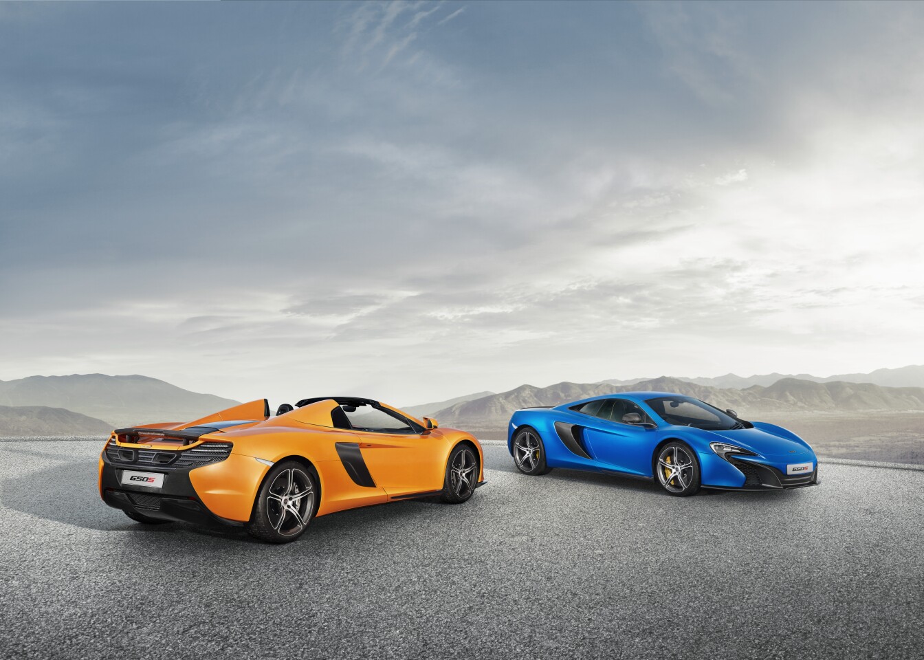 The new Spider, running identical mechanicals to the Coupe is as quick to 100 km/h (62 mph) but a tick slower to 200 km/h (124 mph) with a time of 8.6 seconds (Photo: CC Weiss/gizmag.com)(Photo: McLaren)