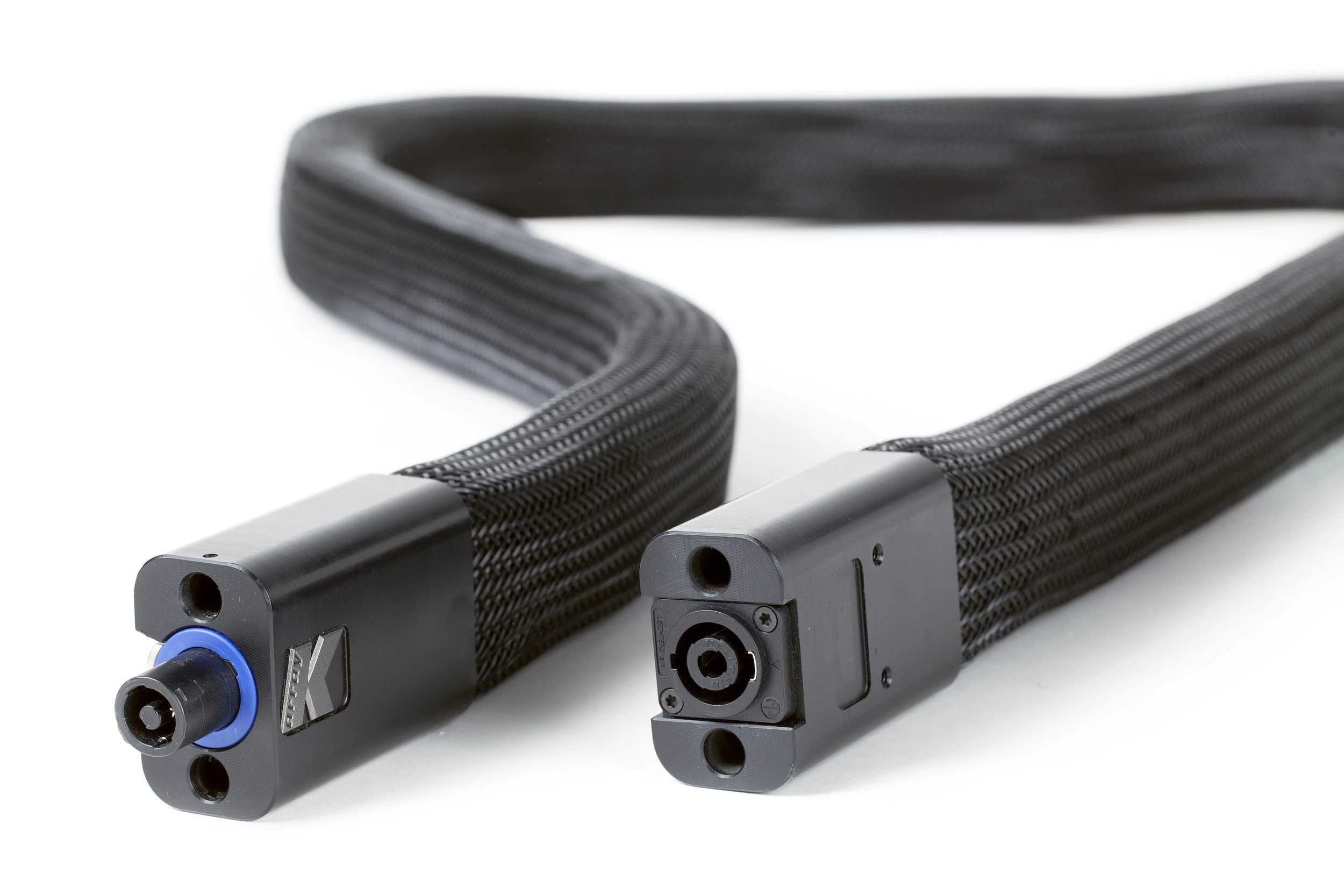 KAN200s can be daisy-chained together using the integrated NL4 connectors to a maximum of 32 combined speaker units