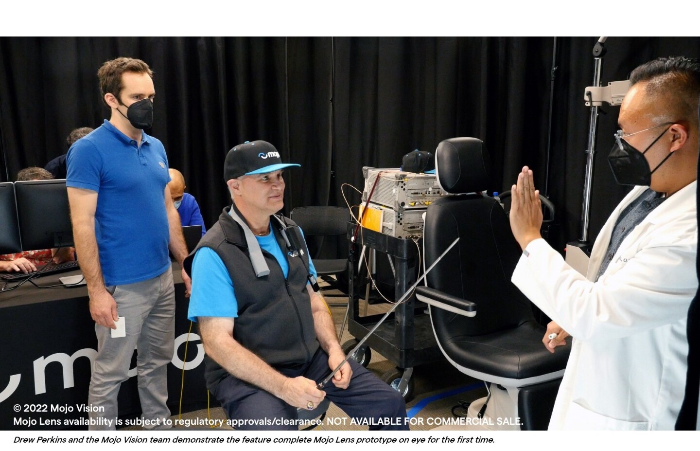 Perkins instaló la lente de contacto inteligente para su primera prueba en el laboratorio de la compañía en Saratoga, California.