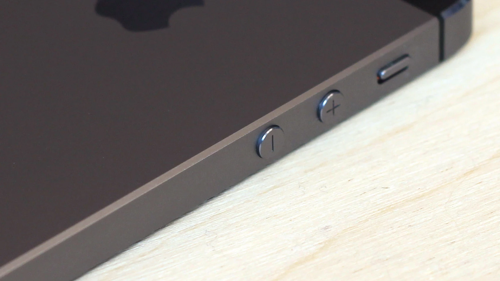 The iPhone 5s' aluminum body has a more angular look