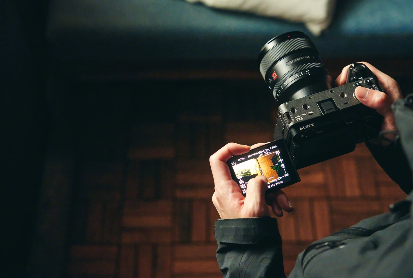 The vari-angle LCD panel flips out to the side for ease of use with mounted accessories