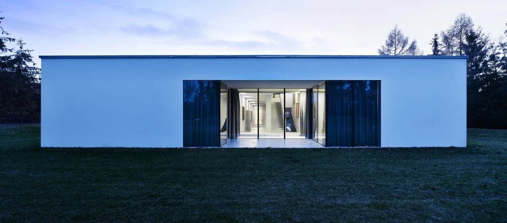 The house measures 990 sq m (10,656 sq ft) spread over two floors (Photo: Juliusz Sokołowski)