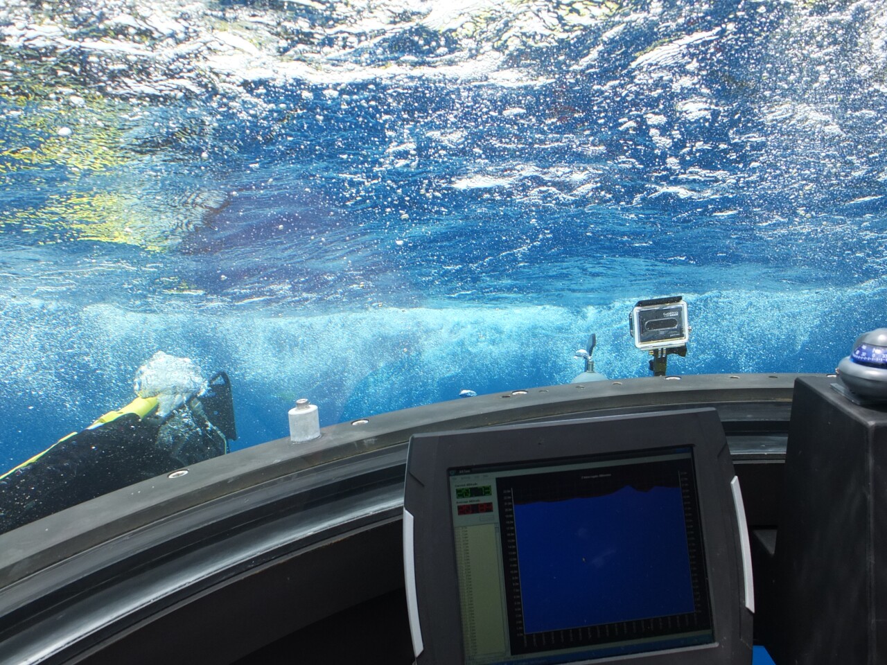 Beginning the dive: an odd sensation (Photo: James Holloway/Gizmag)