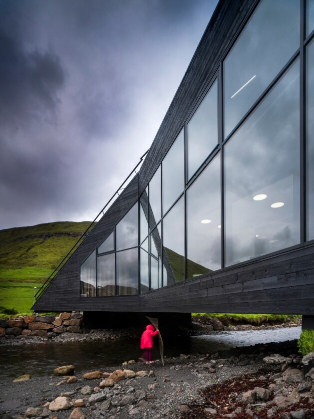 Floodlight projectors light up the Eysturkommuna Town Hall at night