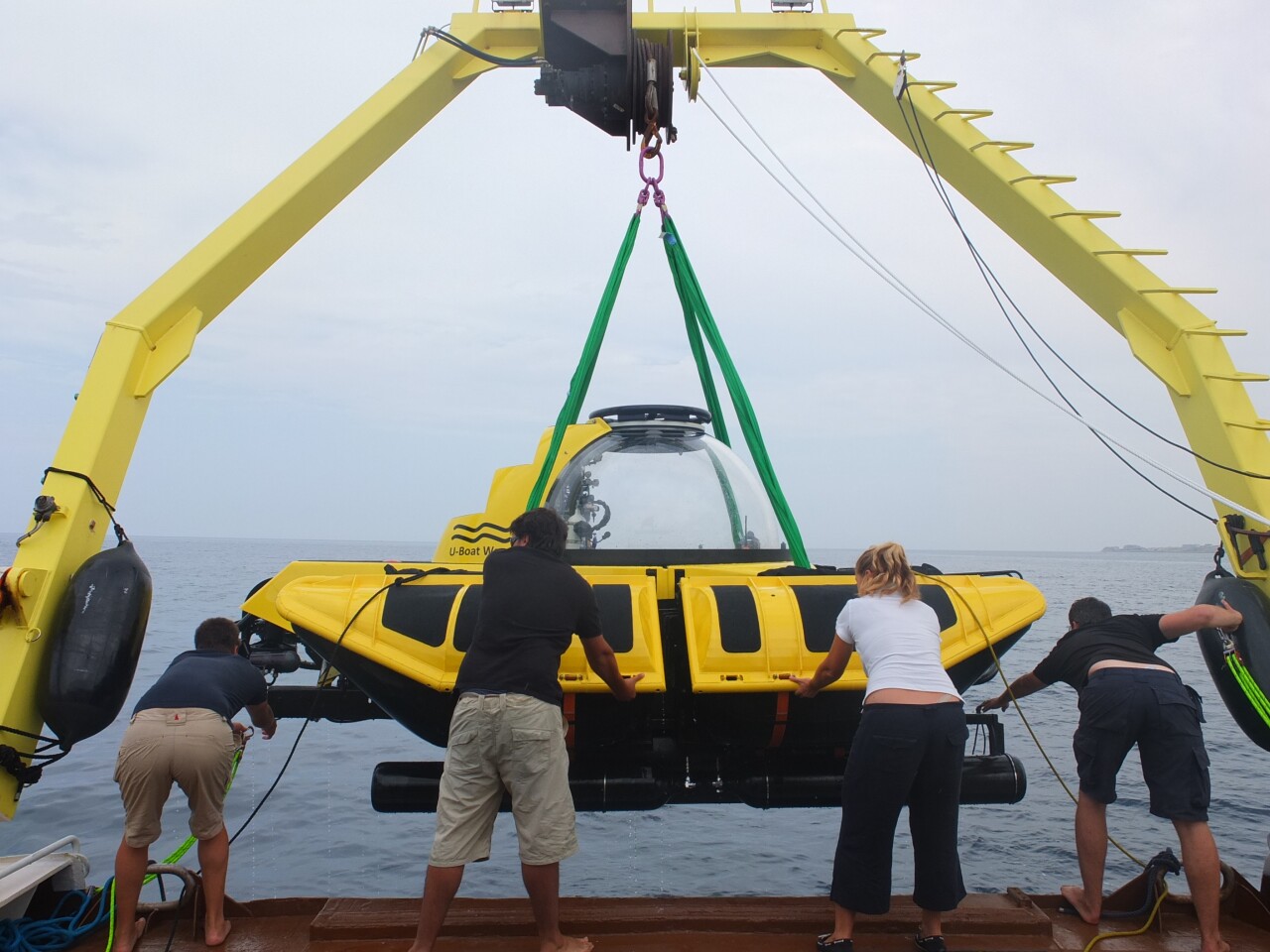 At times it's a five-person job to get the sub aboard the yacht (Photo: James Holloway/Gizmag)