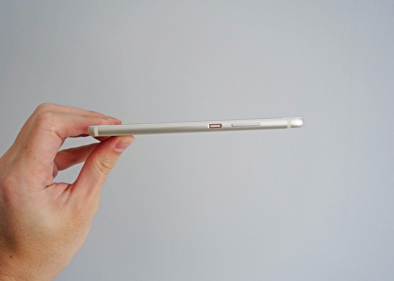 At a mere 7 mm thin, the phone holds its own in the aesthetics department too