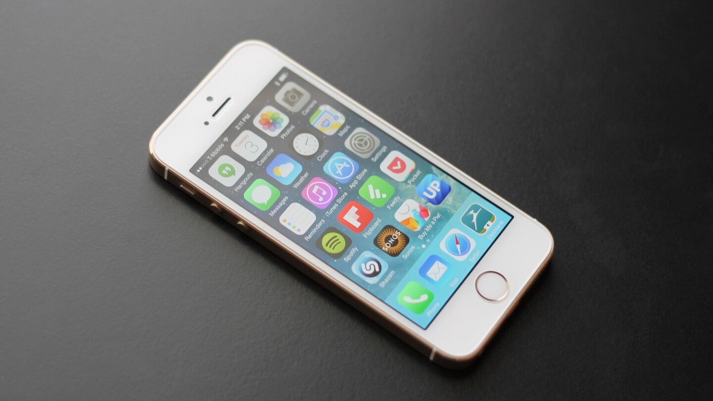 The iPhone 5s continues Apple trend of aluminum unibody designs
