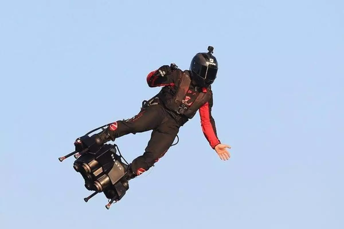 Franky Zapata's attempted crossing of the English Channel on his Flyboard Air jet-powered hoverboard has been unsuccessful