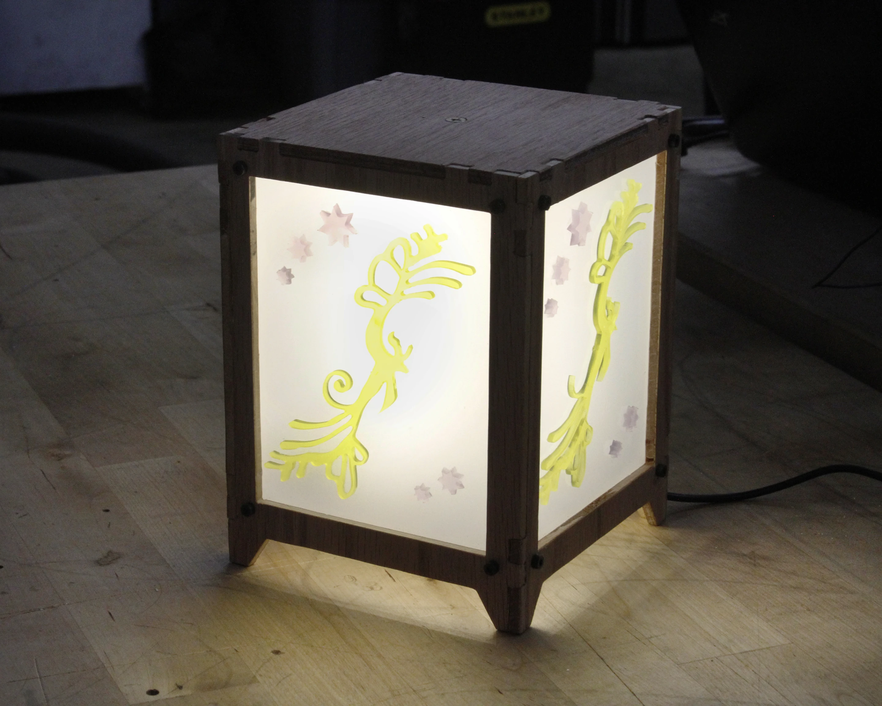 A Carvey etched lampshade