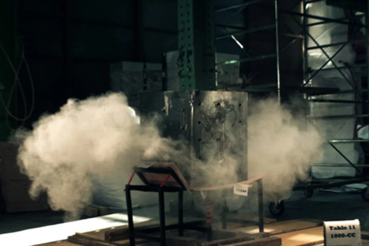 A new school desk has been designed to protect students during an earthquake by absorbing the impact of falling concrete and steel weighing up to 1000 kg (about 1 ton)