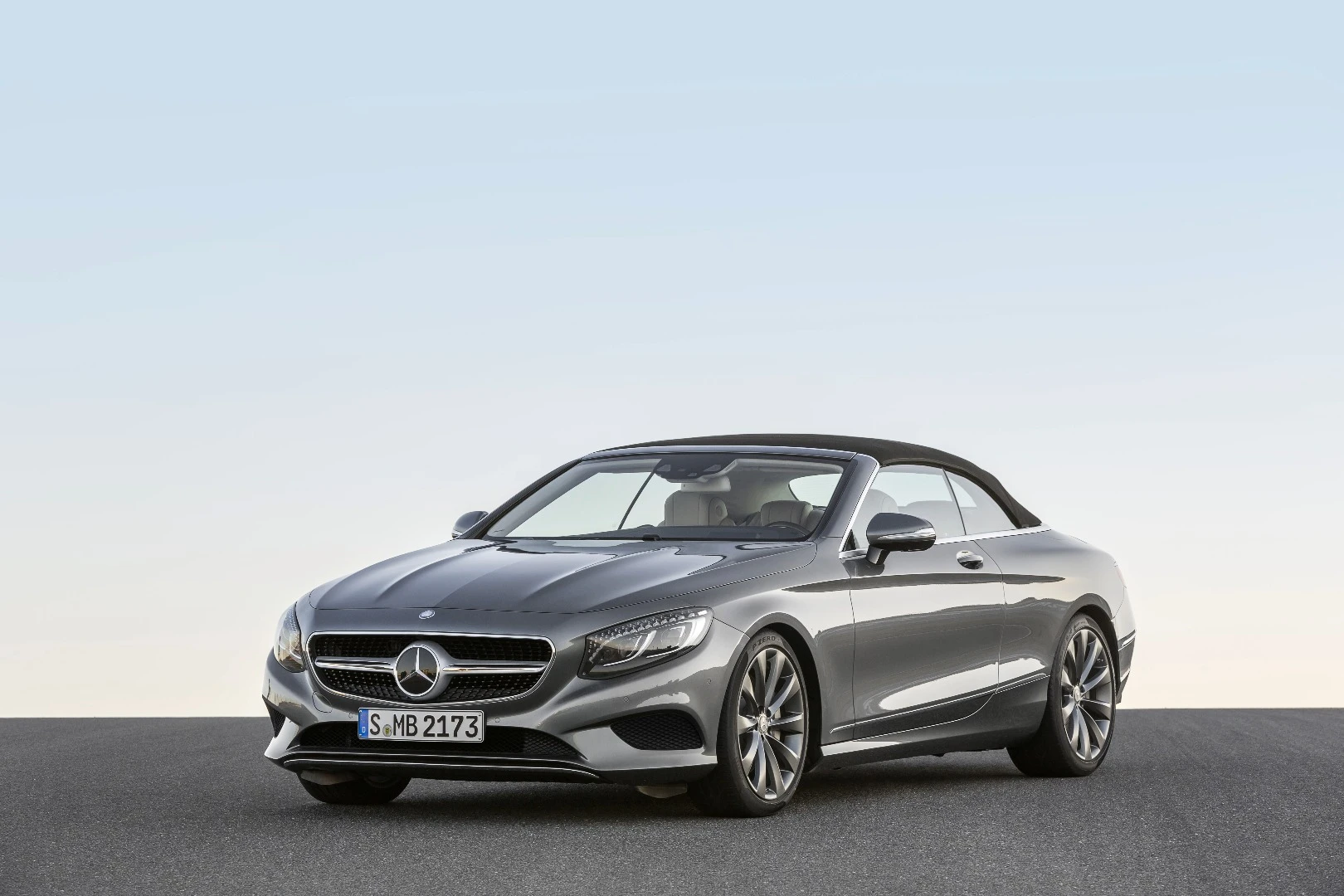 Roof up, the car's profile is similar to the Coupe's