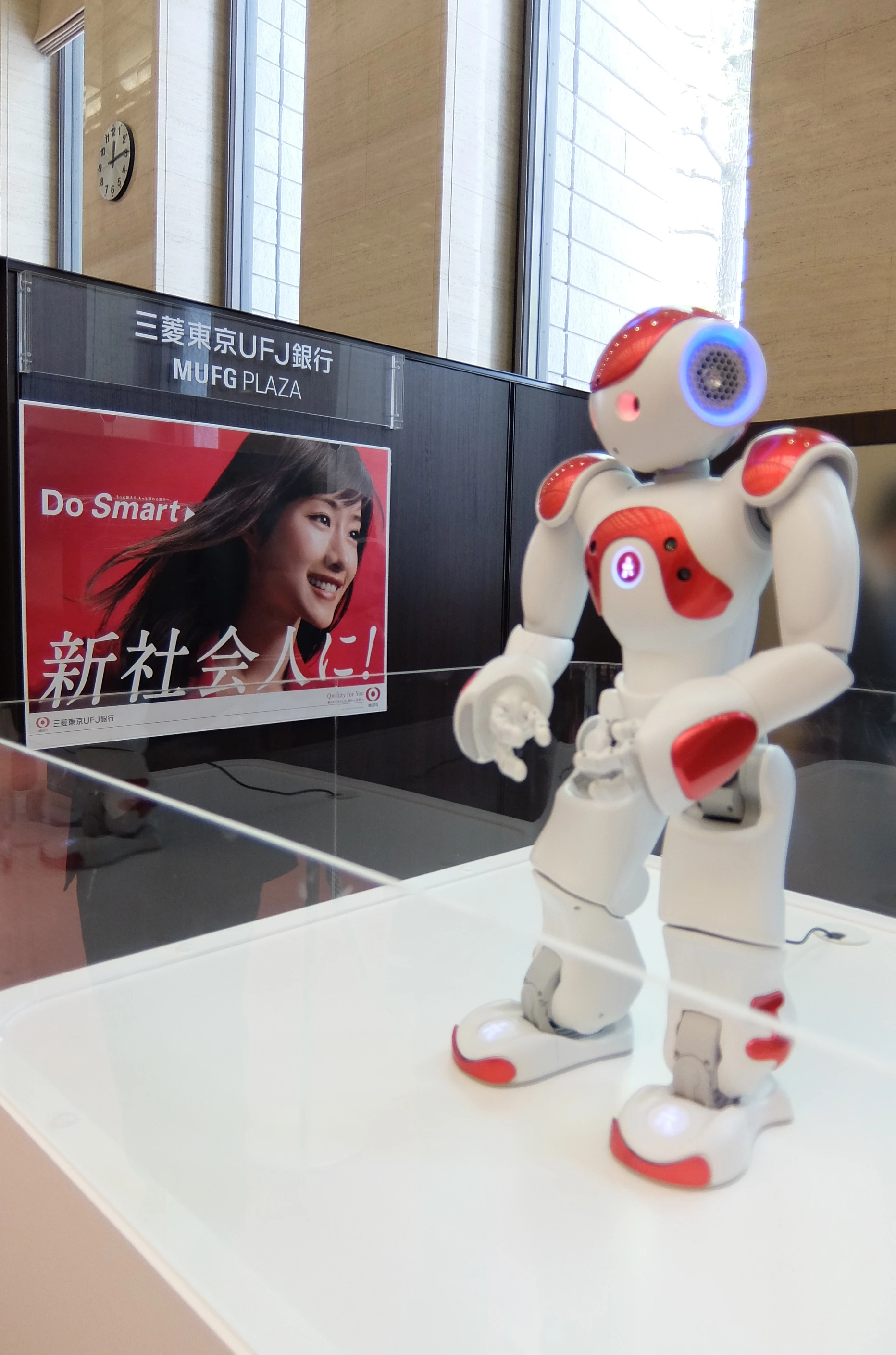 While giving advice, NAO used a lot hand gestures to make his point (Photo: Stephen Clemenger/Gizmag.com)