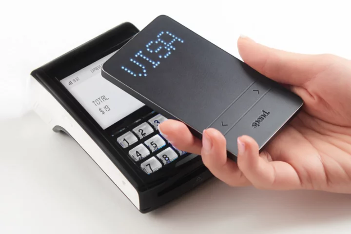 The Spendwallet has two capacitive buttons for switching between cards and one "spend" button for making payments