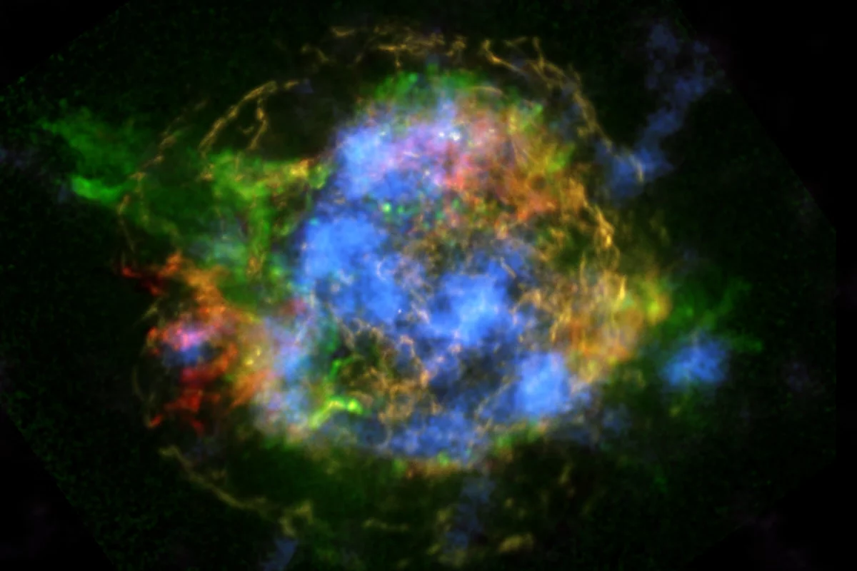 The newly detected radioactive elements of Cas A glow blue in this composite image (Image: NASA/JPL-Caltech/CXC/SAO)