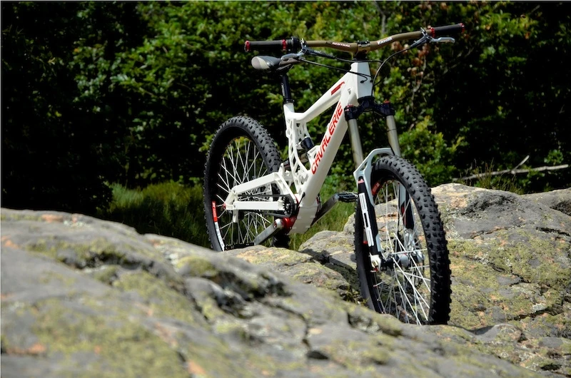 The Squirrel features 185 mm of travel and a 9-speed gearbox