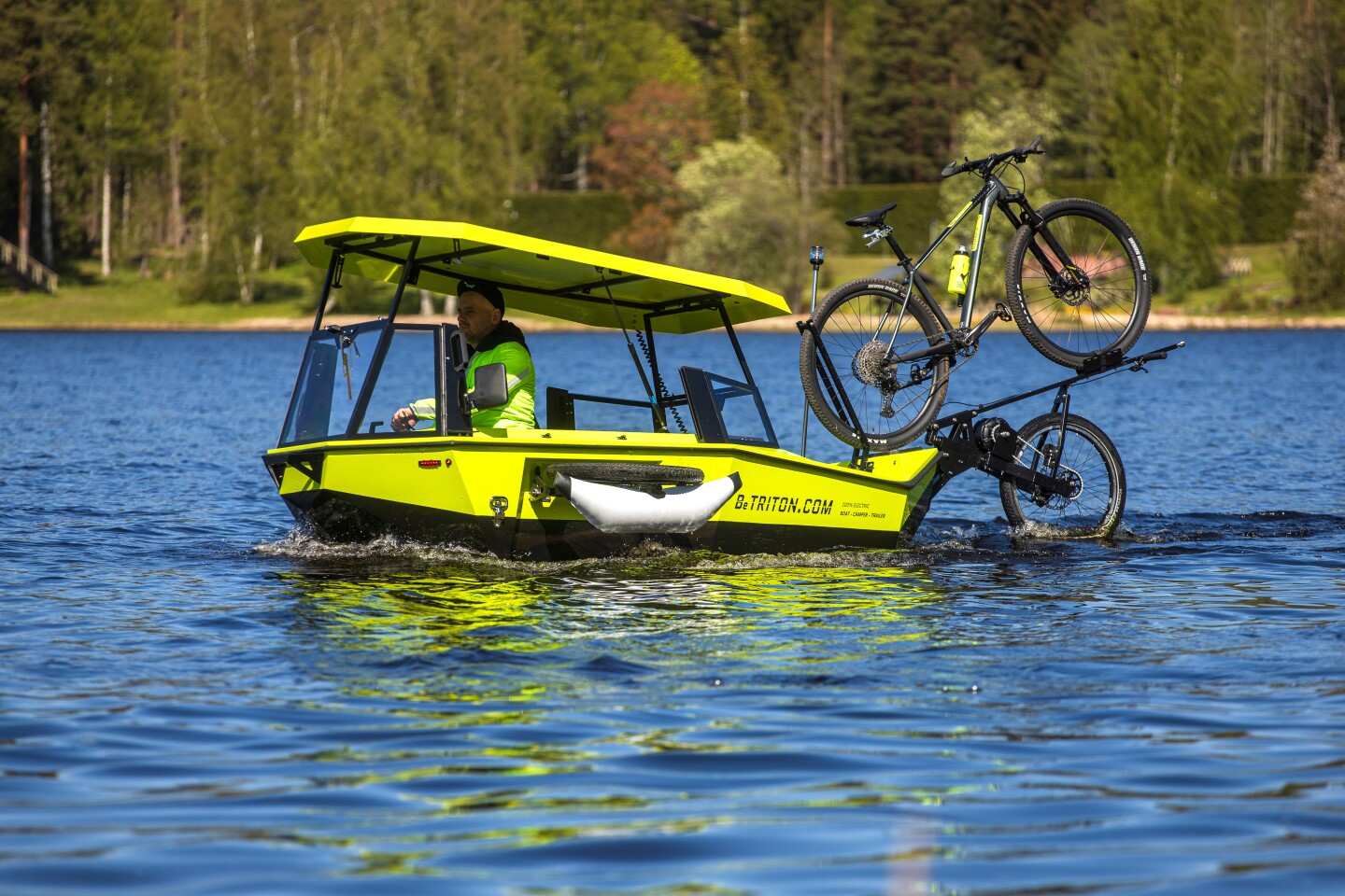 The eTrailer includes a dedicated electric marine drive that puts out up to 2,150 watts for speeds up to 5 mph