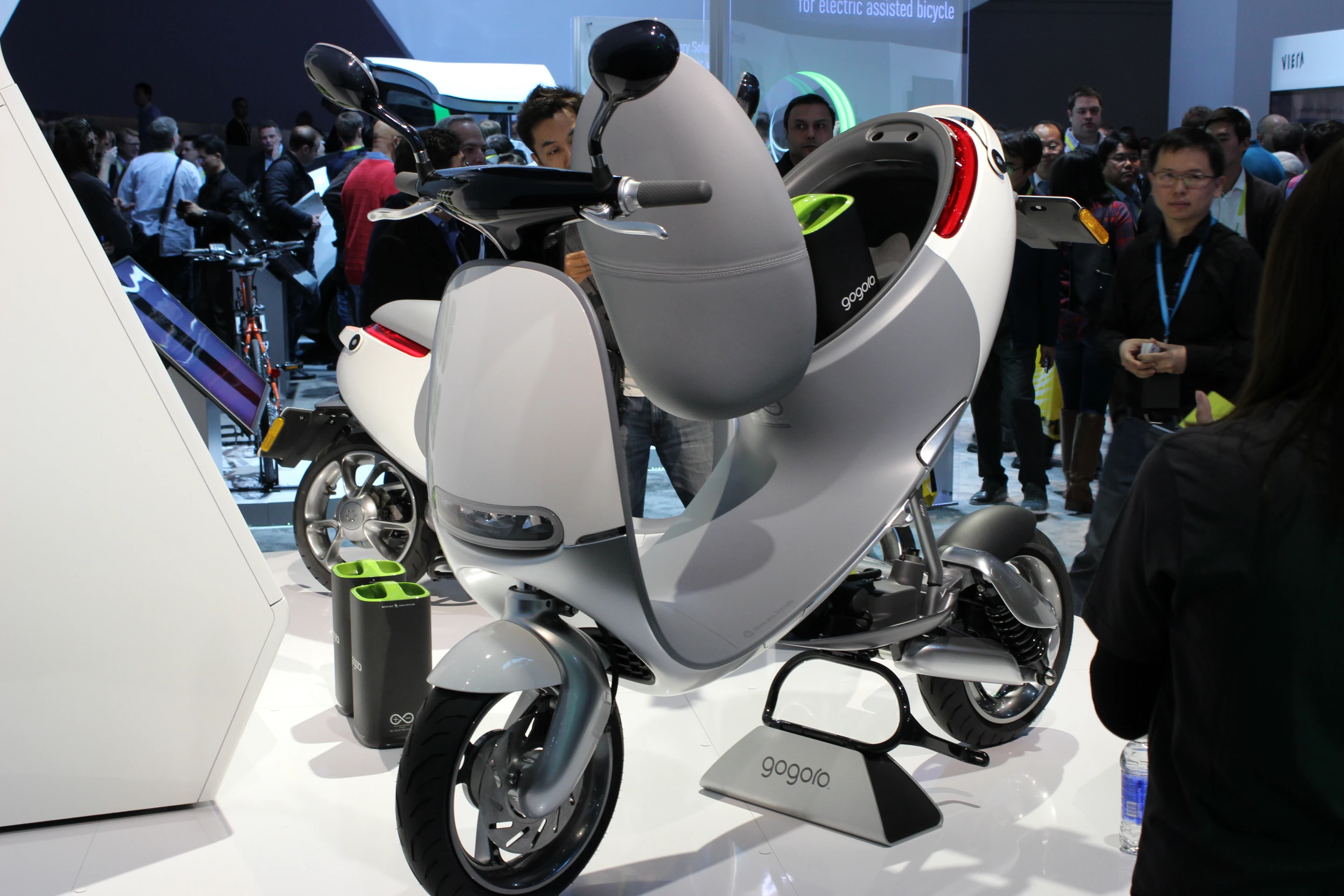 With a frame crafted from racing grade aluminium, the 94 kg (207 lb) Gogoro's electric motor turns out 8.58 hp and a top speed of 95 km/h (60 mph) (Photo: Will Shanklin/Gizmag.com)