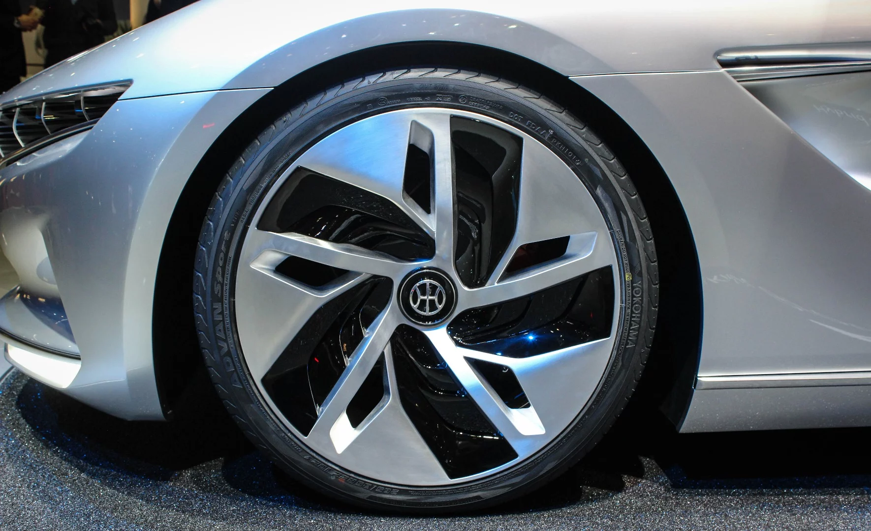 Pininfarina HK GT: futuristic rims