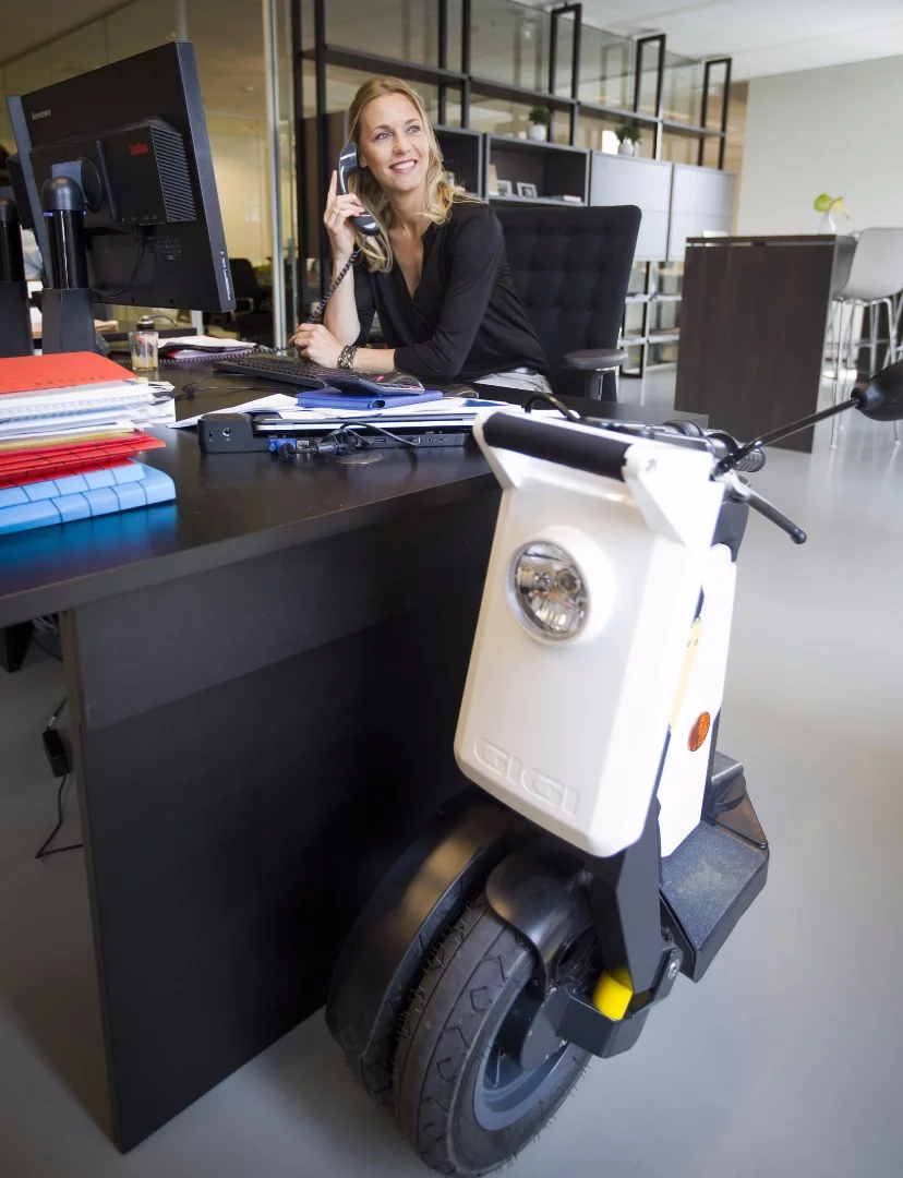 The GiGi's front end folds sideways relative to the rear, so that the front and back wheels end up sitting side-by-side