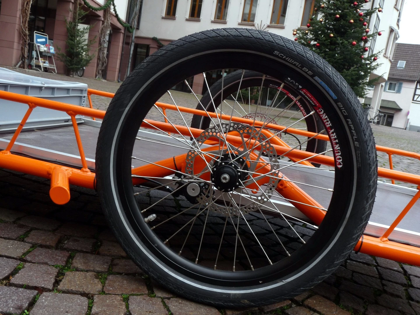 Three 20-in wheels roll the trailer forward