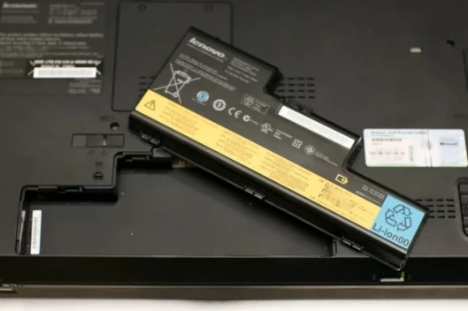 Underside of the ThinkPad W700 shown with 9-cell battery removed.