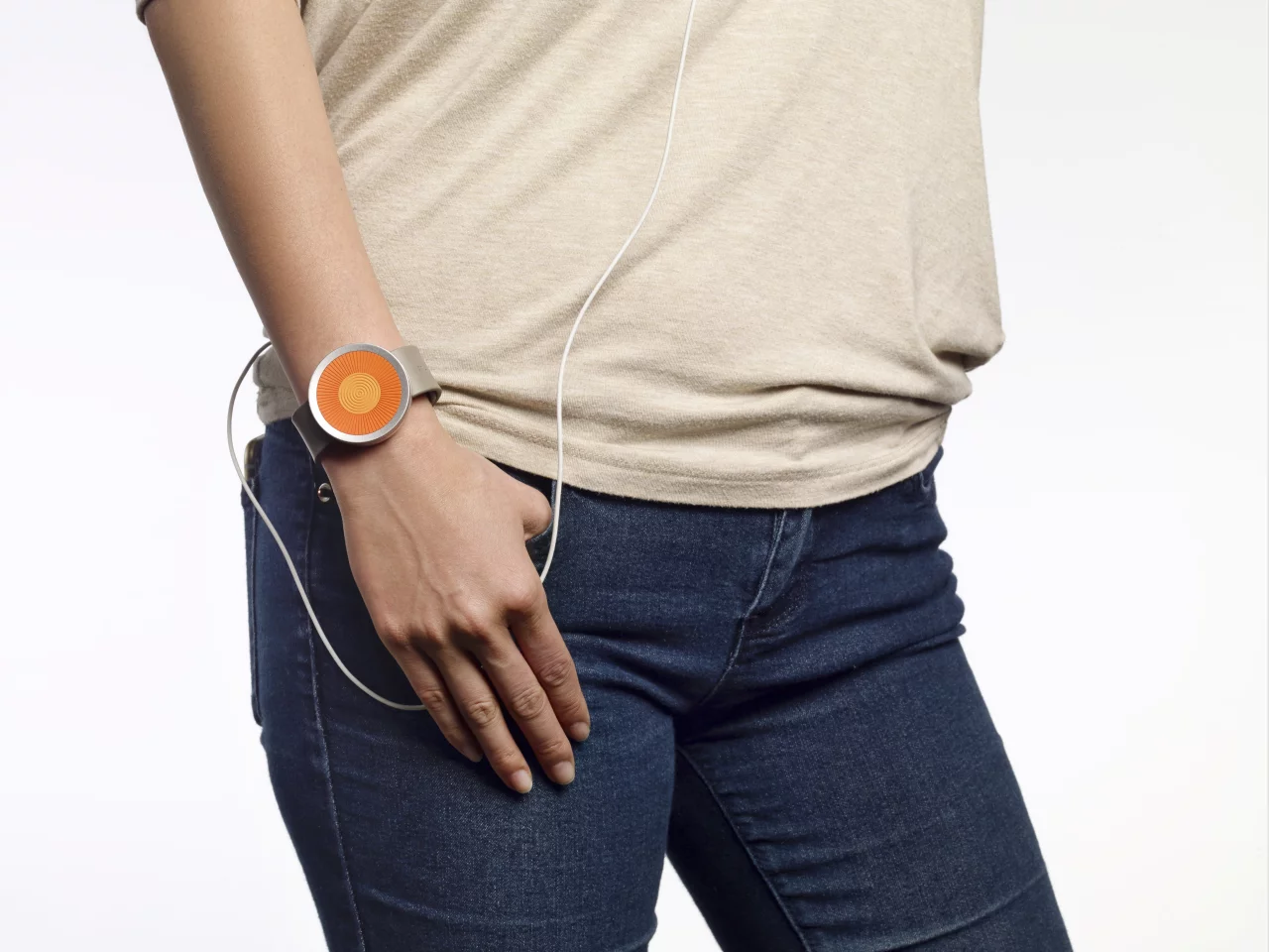 The O6 controller has compatible accessories that let users attach the device to a wristband or an on-the-go clip for belts, pockets, or bags