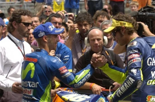Whilst many are quick to pint out that rossi has fallen out with his two main rivals, he clearly has no issues with Marco melandri - his main current rival on the points table.