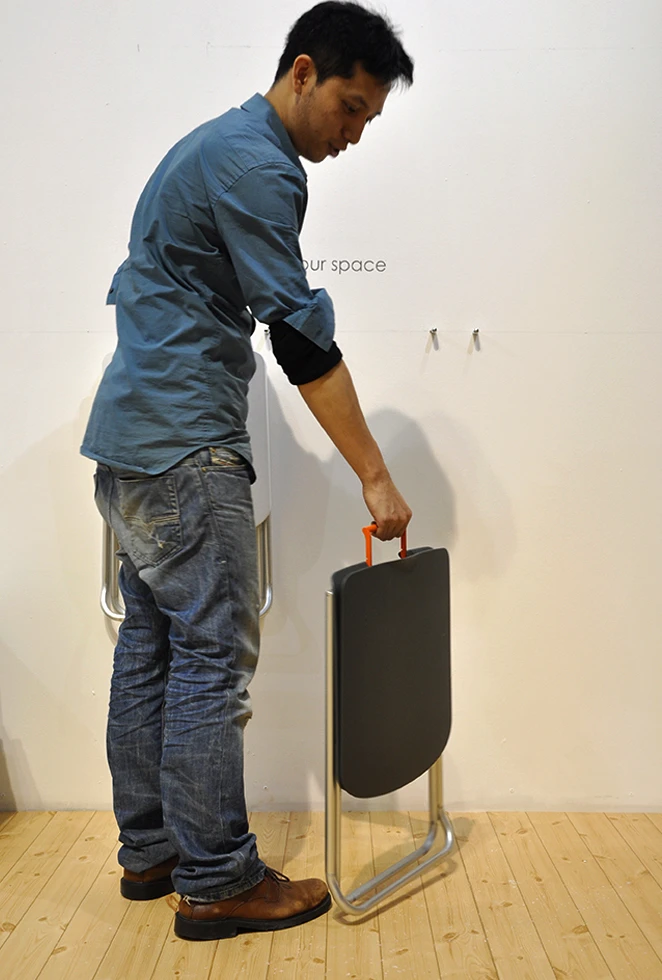The chair closes with one swift movement (Photo: Edoardo Campanale/Gizmag.com)