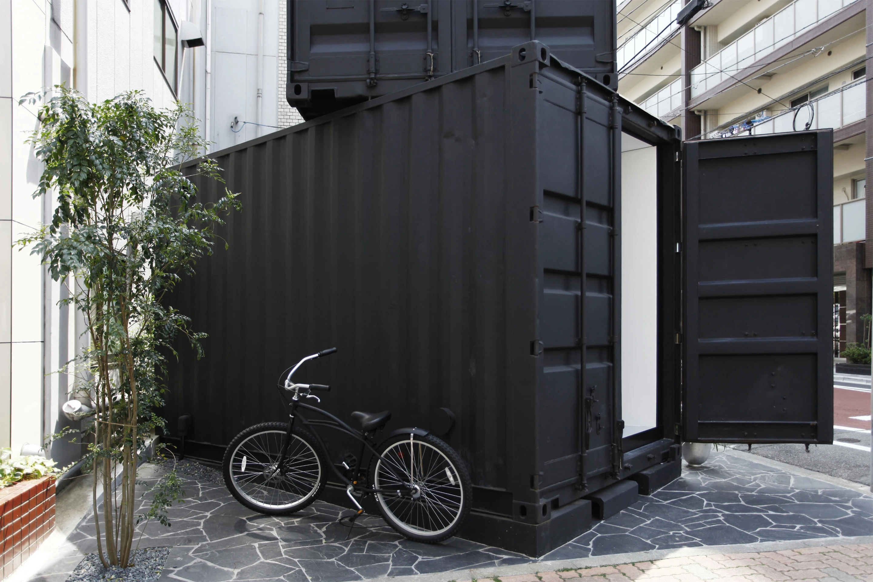 Tomokazu Hayakawa architects treated the exterior facade with a black vanish