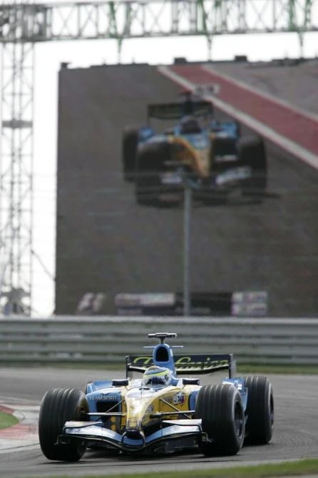 Fisichella started strongly from second position to take the lead on lap one. However, he struggled to get his tyres up to temperature and was overtaken by Raikkonen and Alonso in the first two laps, and then concentrated on running a two-stop strategy. H