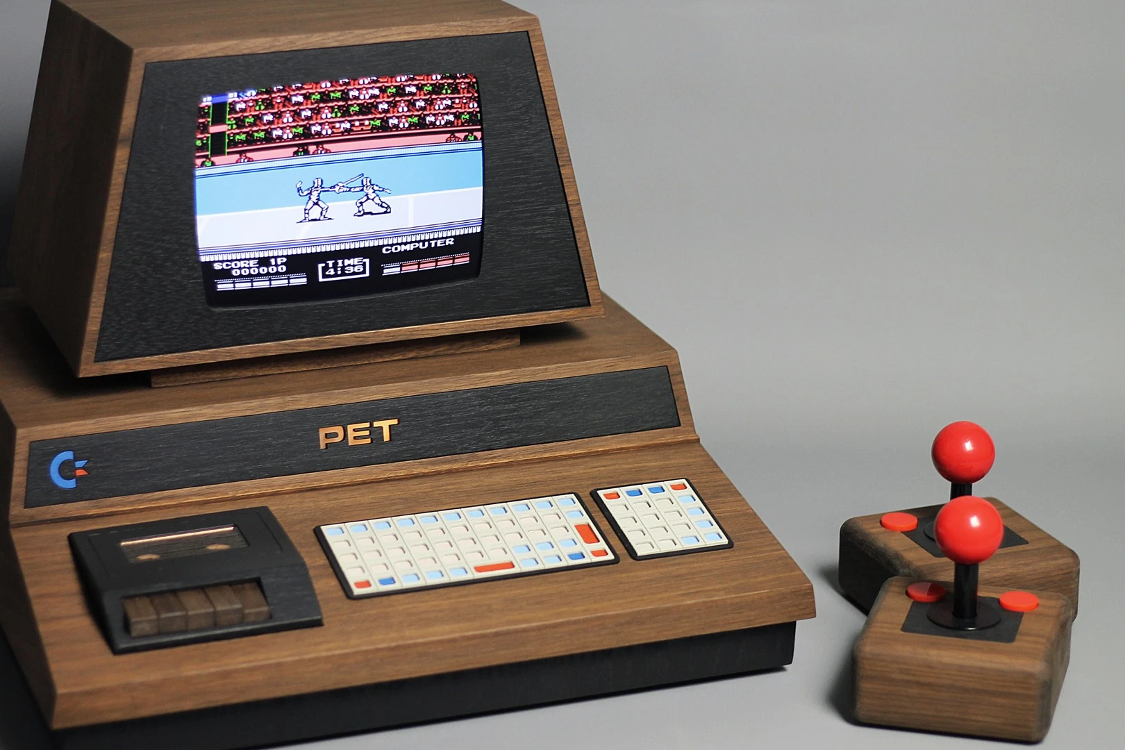 The PET De Lux features a color display and two wireless games controllers