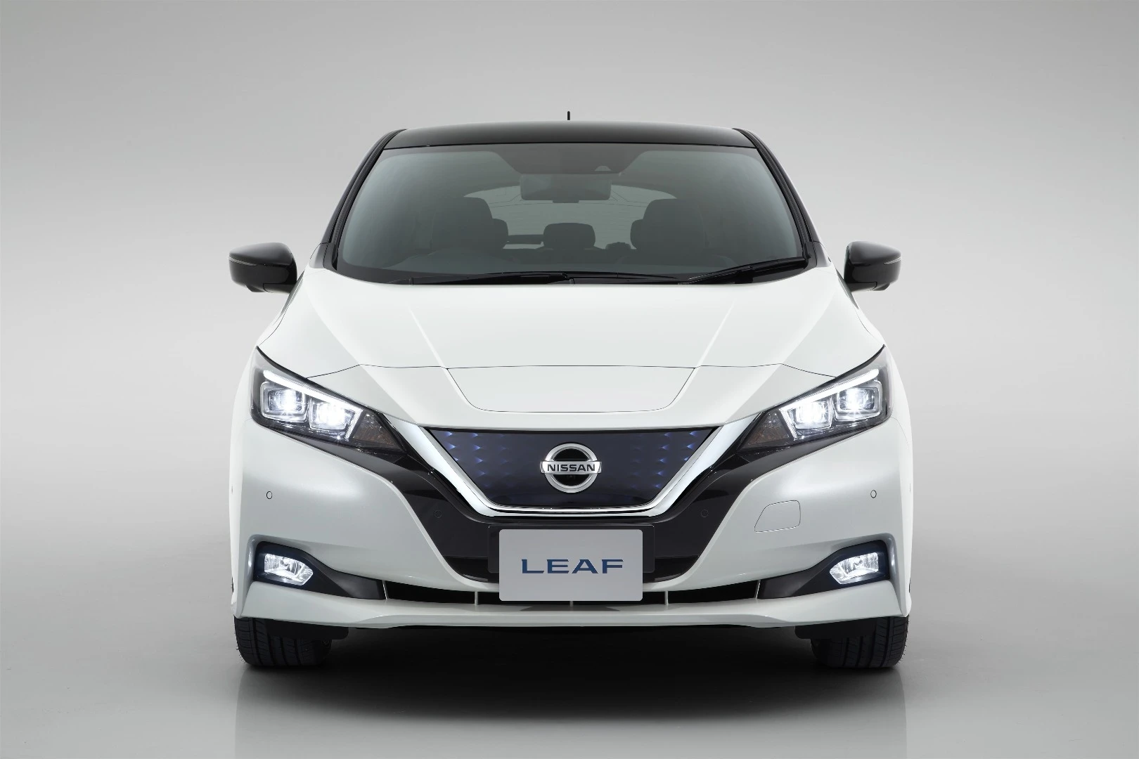 The aerodynamic nose of the new Nissan Leaf
