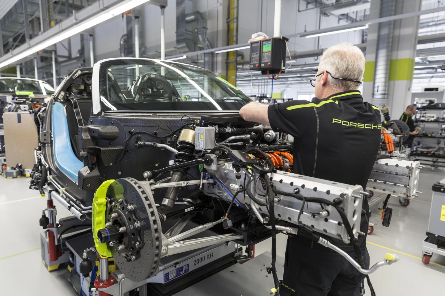 The Porsche 918 Spyder facility uses a scissor lift platform