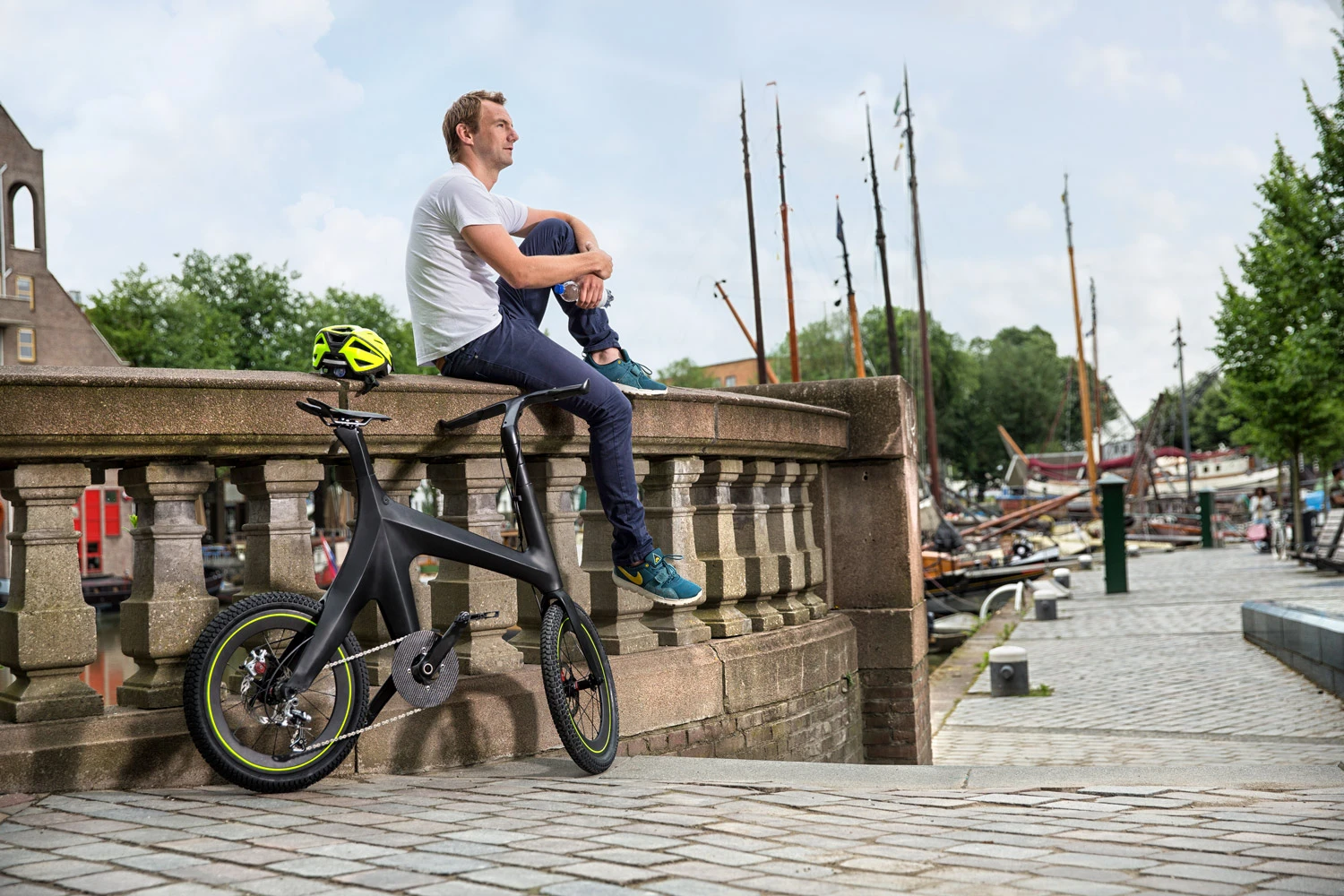 The Minimal Bike is built to handle paved roads and dusty trails