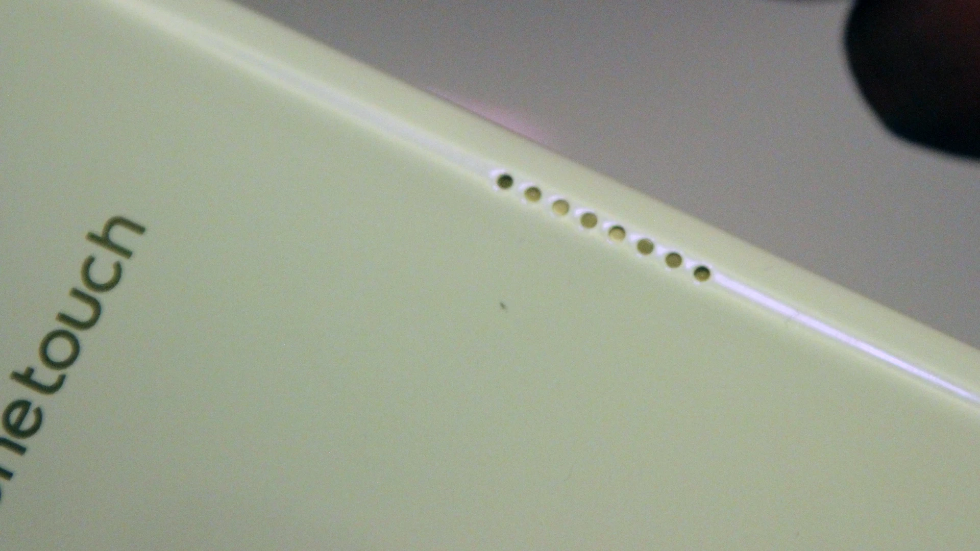 The magentic dock of the Alcatel OneTouch Hero (Photo: Gizmag)