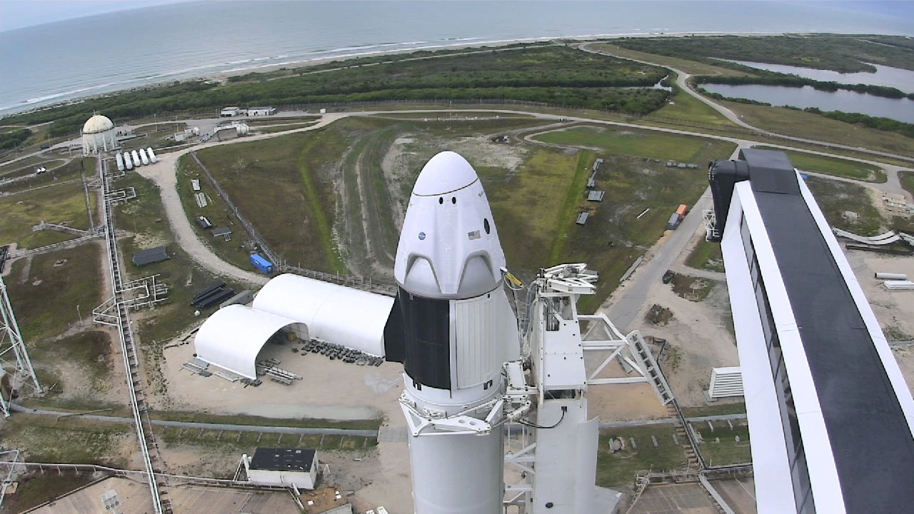 The SpaceX Falcon 9 and Crew Dragon spacecraft with the walkway retracted