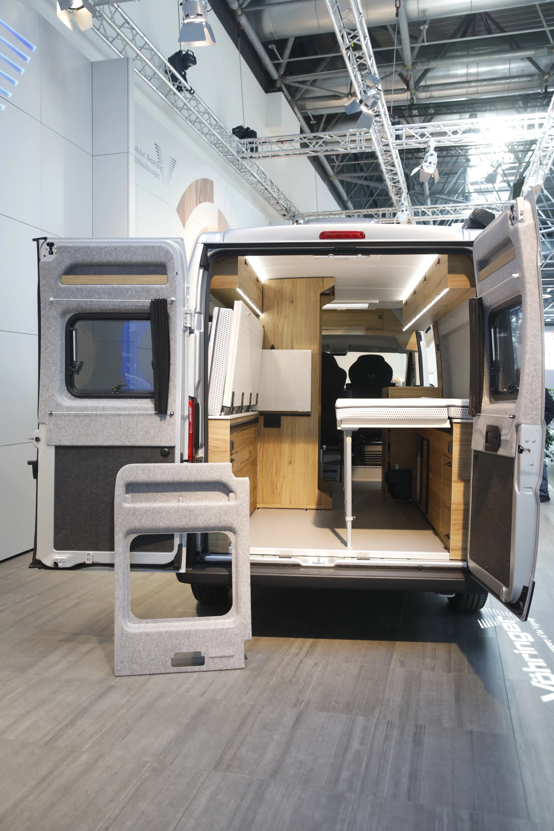 The two rear beds stretch longitudinally and fold away during the ride