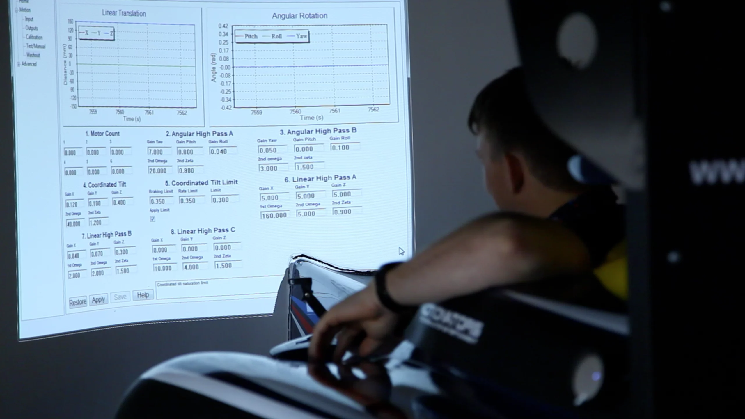 F2000 racer Scott Andrews tunes up the Motionators motion rig