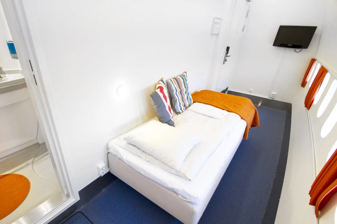 Sitting at the entrance of the airport, the Jumbo Hostel features several categories of rooms and provides an alternative to overnight airport accommodation (Photo: Lioba Schneider)