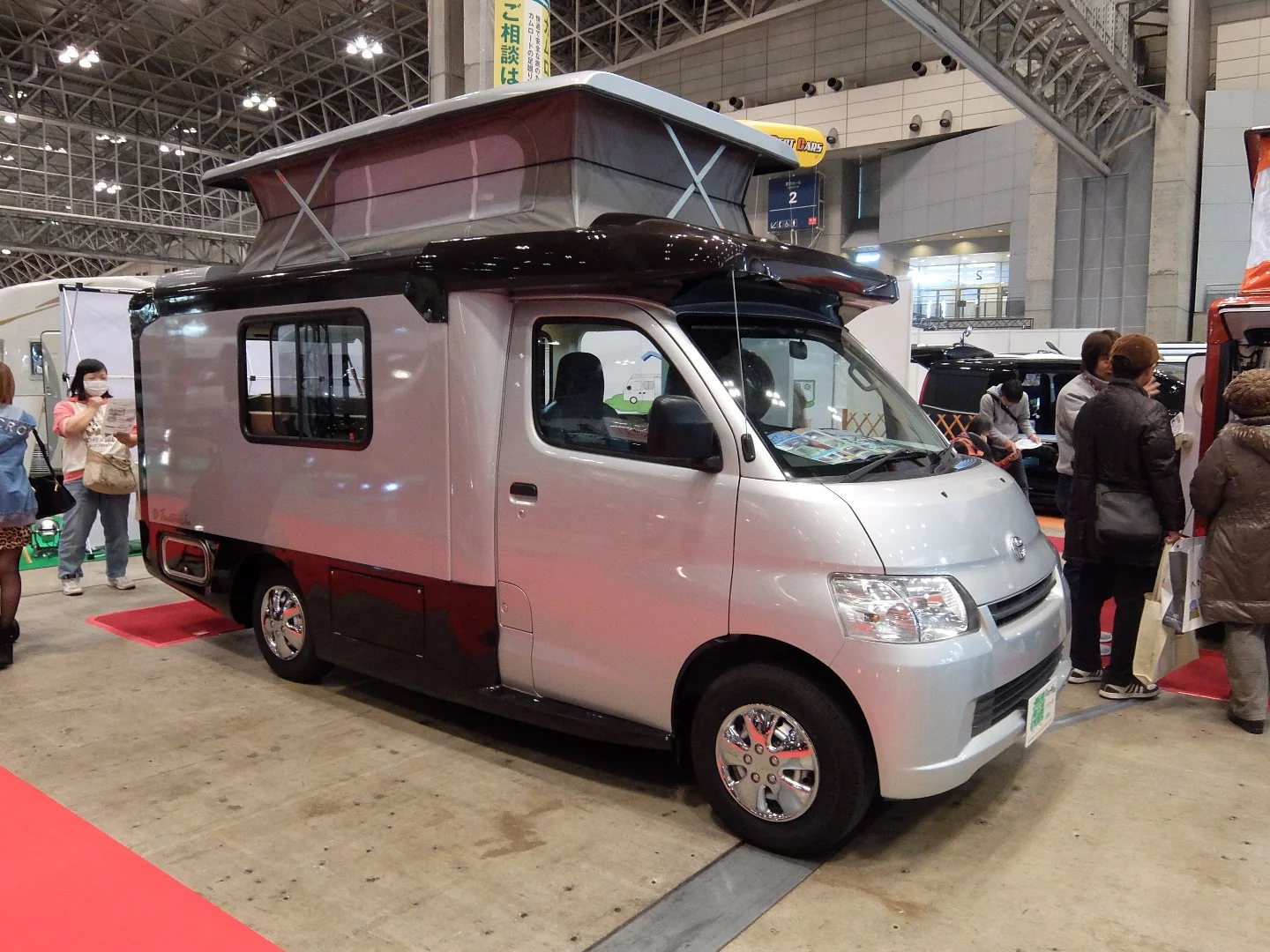 Mikami's D Tentmushi is available in two layouts sleeping 5 or 6 people