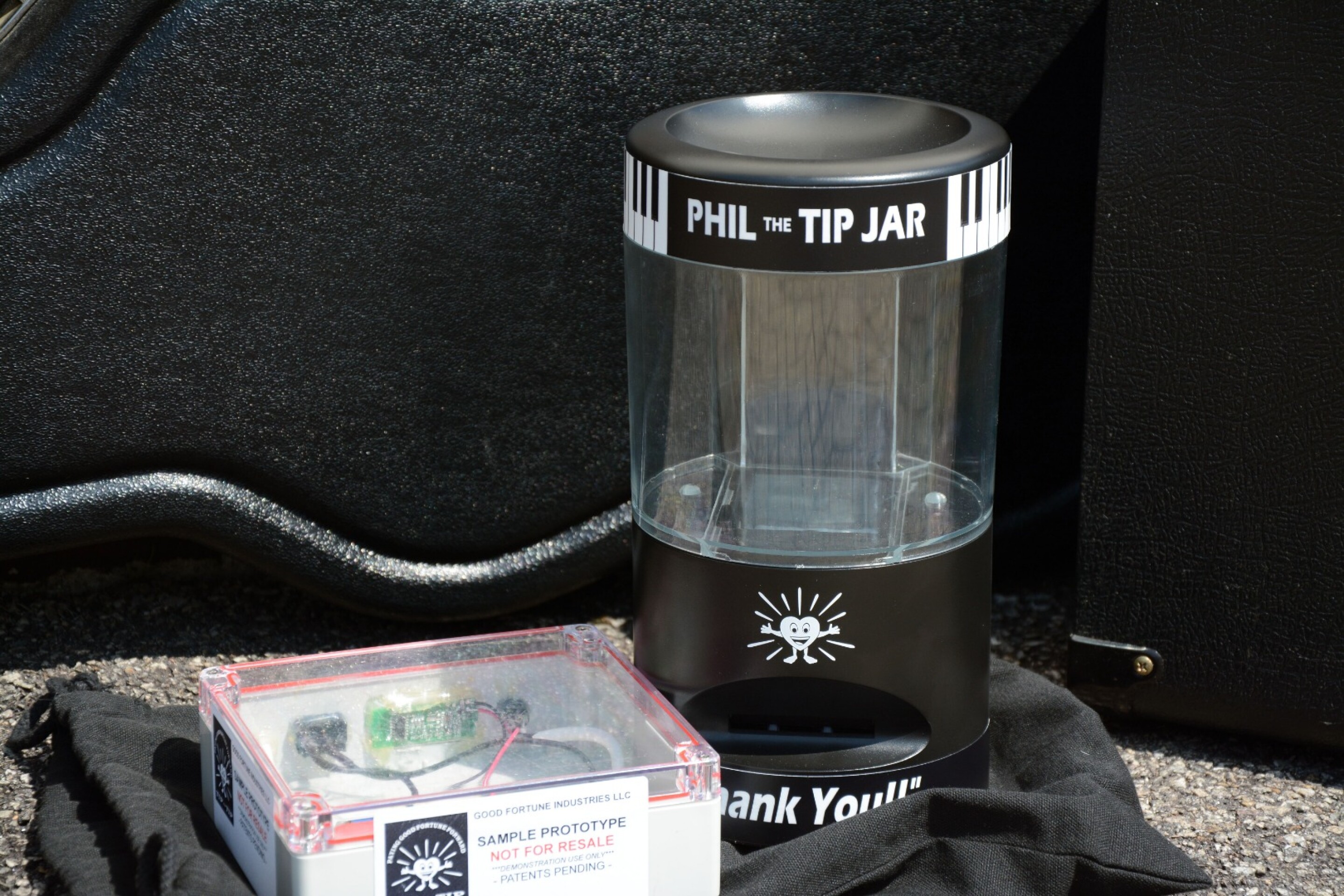 Review Phil the Tip Jar, a carddispensing tip jar for musicians