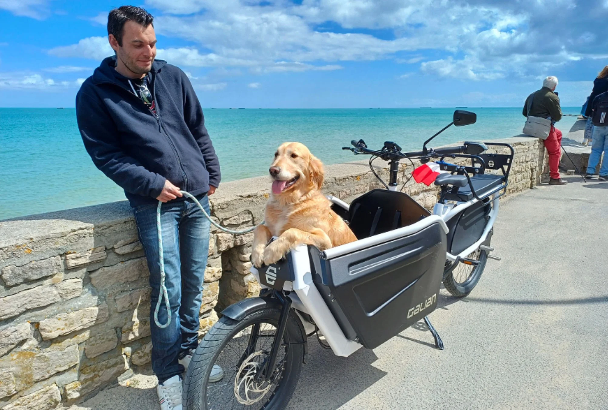 The deep front ABS tub can be easily repurposed to safely haul large pets or heavy cargo gear on long-distance weekend rides